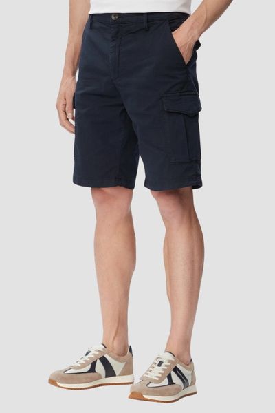GUESS Granatowe męskie krótkie spodenki cargo Russel, Rozmiar 33. Niebieskie szorty Guess, m, z aplikacjami. Za 539.99 zł.