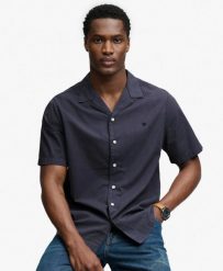 Superdry Koszula Cabana z krótkim rękawem z organicznej bawełny – SOFT NAVY. Niebieskie koszule Superdry, na lato, s, z aplikacjami, z bawełny, bez kołnierzyka, bez ramiączek. Za 229.00 zł.