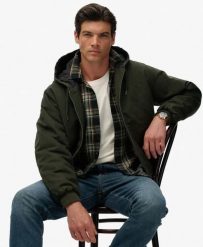 Superdry Kurtka z kapturem Canvas Surplus z bawełny, lekko pikowana. Zielone kurtki Superdry, m, z aplikacjami, z bawełny, z kapturem. Za 391.00 zł.
