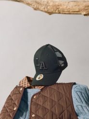 Czapka z daszkiem z haftem LA - czarny. Czarne czapki z daszkiem Sinsay, bez wzorów. Za 25.99 zł.