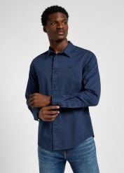 LEE MĘSKA KOSZULA PATCH SHIRT MOOD INDIGO 112355737 LL37014445. Niebieskie koszule Lee, m, bez wzorów, bez kołnierzyka, bez ramiączek. Za 139.99 zł.