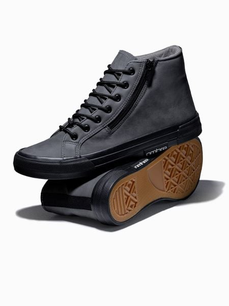 Trampki męskie sneakersy - grafitowe V4. Szare buty sportowe casual Ombre Clothing, bez wzorów, z materiału, bez zapięcia. W wyprzedaży za 59.99 zł.