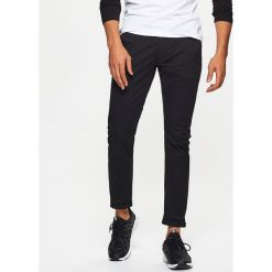 Materiałowe spodnie typu chino - Czarny. Spodnie materiałowe marki Cropp. Za 89.99 zł.