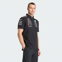 Koszulka polo MERCEDES - AMG PETRONAS FORMULA 1 TEAM ENGINEERS. Czarne koszulki polo Adidas, m, bez wzorów, bez kołnierzyka, bez ramiączek. Za 439.00 zł.