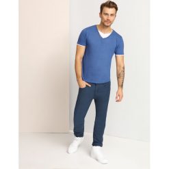 T-SHIRT KRÓTKI RĘKAW MĘSKI Z NADRUKIEM. Bezrękawniki marki TOP SECRET. W wyprzedaży za 19.99 zł.