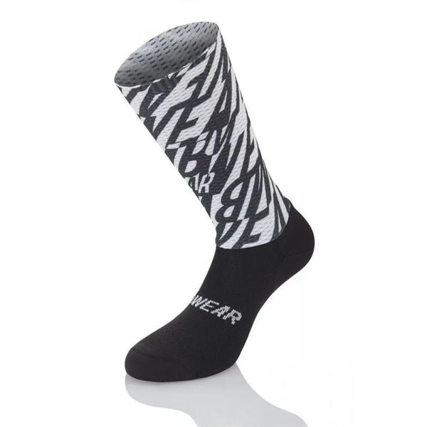 Skarpetki Mb Wear Aero Dry H20 Signature. Czarne skarpety MB WEAR, bez wzorów, z lycry. Za 167.50 zł.
