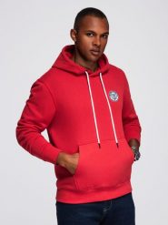 Męska bluza dresowa kangurka z kapturem i naszywką w stylu college – czerwona V1 - Rozmiar: M. Czerwone bluzy z kapturem Ombre Clothing, m, z aplikacjami, z bawełny, z kapturem. W wyprzedaży za 99.99 zł.