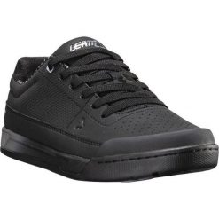 Buty rowerowe mtb Leatt 2.0 Flat platformowe. Czarne buty turystyczne LEATT, bez wzorów, bez zapięcia, rowerowe. W wyprzedaży za 439.20 zł.