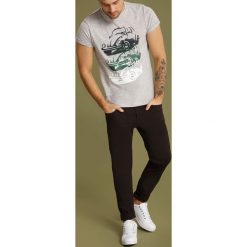 SPODNIE DŁUGIE MĘSKIE KLASYCZNE, KRÓJ 5-POCKET. Sztyblety marki TOP SECRET. W wyprzedaży za 39.99 zł.