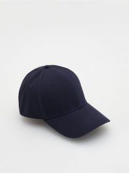 Czapka z daszkiem - granatowy. Niebieskie czapki z daszkiem Reserved, bez wzorów. W wyprzedaży za 9.99 zł.