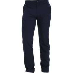 Lacoste Sport Spodnie materiałowe marine. Spodnie materiałowe marki Lacoste Sport. W wyprzedaży za 363.35 zł.