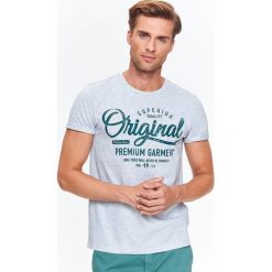 T-SHIRT MĘSKI Z NADRUKIEM. Bluzki z długim rękawem marki TOP SECRET. W wyprzedaży za 19.99 zł.