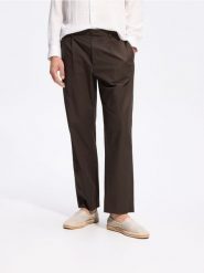 Spodnie jogger z domieszką lnu - ciemnobrązowy. Brązowe joggery i bojówki Reserved, l, bez wzorów, z bawełny. Za 149.99 zł.