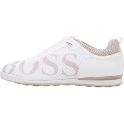 BOSS ATHLEISURE ARKANSAS Sneakersy niskie white. Buty sportowe casual marki BOSS ATHLEISURE. W wyprzedaży za 471.75 zł.