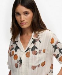 Superdry Koszula krótki rękaw z nadrukiem Beach – Citrus Cream Print. Białe koszule Superdry, na lato, bez wzorów, z bawełny, bez kołnierzyka, bez ramiączek. Za 228.15 zł.