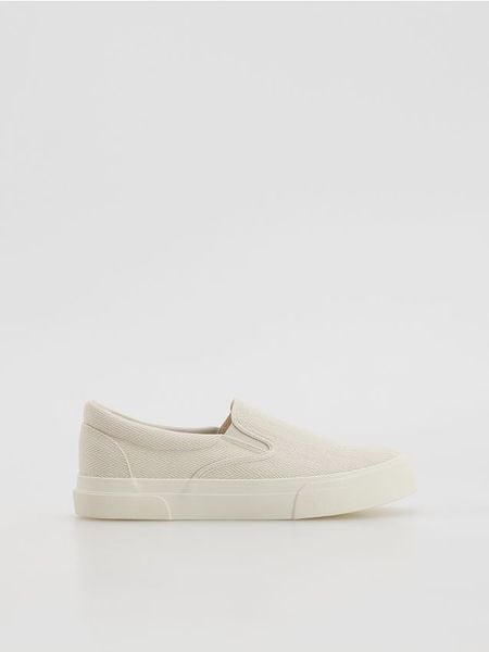 Klasyczne trampki - beżowy. Brązowe trampki Reserved, bez wzorów, bez zapięcia. Za 109.99 zł.