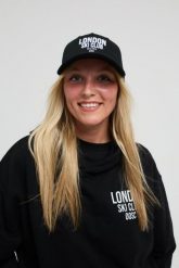 Czapka London Ski Club – czarna. Białe czapki z daszkiem OOSC, bez wzorów, z materiału. Za 122.99 zł.