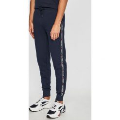 Tommy Hilfiger - Spodnie UM0UM00706. Spodnie materiałowe marki Tommy Hilfiger. Za 299.90 zł.