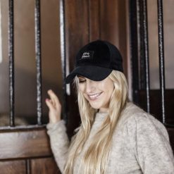 Aksamitna czapka Kentucky. Czarne czapki zimowe KENTUCKY HORSEWEAR, bez wzorów. Za 195.00 zł.