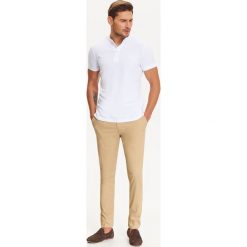 SPODNIE MĘSKIE W STYLU CHINO. Eleganckie spodnie marki TOP SECRET. W wyprzedaży za 39.99 zł.