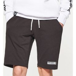 Dresowe szorty z naszywką - Szary. Szorty marki Cropp. W wyprzedaży za 39.99 zł.
