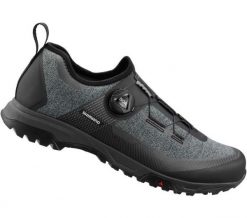 Buty rowerowe ET701, czarne. Czarne buty turystyczne Shimano, bez wzorów, z gumy, bez zapięcia, rowerowe. Za 599.90 zł.