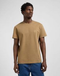 MESKA KOSZULKA LEE WW ESSENTIAL TEE DARK KHAKI 112370485. Brązowe t-shirty Lee, l, bez wzorów, bez kołnierzyka, bez ramiączek. Za 79.99 zł.