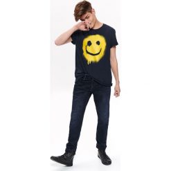 T-SHIRT Z NADRUKIEM. Bluzki z długim rękawem TOP SECRET. Za 39.99 zł.