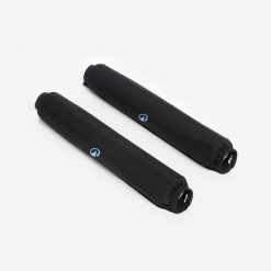 2 rolki pianki w tkaninie na klasyczne belki dachowe. Sztyblety Decathlon, bez wzorów, z materiału, bez obcasa, bez zapięcia. Za 44.99 zł.