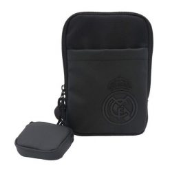 Real Madryt saszetka na ramię Cross Body Bag czarna. Czarne torby na ramię REAL MADRID, bez wzorów, na ramię, bez dodatków. Za 89.00 zł.