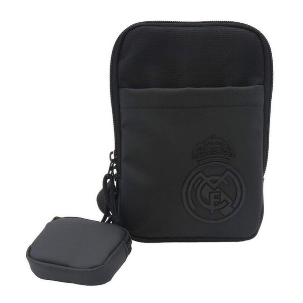 Real Madryt saszetka na ramię Cross Body Bag czarna. Czarne torby na ramię REAL MADRID, bez wzorów, na ramię, bez dodatków. Za 89.00 zł.