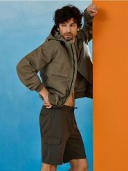 Szorty slim cargo - zielony. Zielone krótkie spodenki sportowe Sinsay, l, bez wzorów. W wyprzedaży za 25.99 zł.
