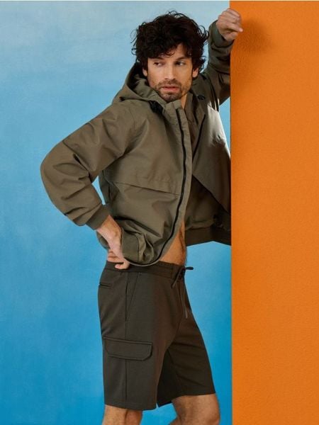 Szorty slim cargo - zielony. Zielone krótkie spodenki sportowe Sinsay, l, bez wzorów. W wyprzedaży za 25.99 zł.