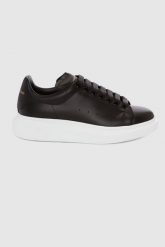 ALEXANDER MCQUEEN Czarne sneakersy męskie z białą podeszwą, Rozmiar 44. Czarne buty sportowe casual ALEXANDER MCQUEEN, bez wzorów, ze skóry, bez zapięcia. W wyprzedaży za 2,169.99 zł.