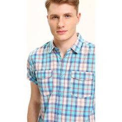 KOSZULA KRÓTKI RĘKAW MĘSKA REGULAR FIT. Niebieskie koszule TOP SECRET, na lato, m, bez wzorów, bez kołnierzyka, bez ramiączek. W wyprzedaży za 29.99 zł.