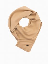 Męski szalik monochromatyczny z frędzlami – jasnobrązowy V4 OM-ACSF-0116 - uniwersalny. Brązowe szaliki Ombre Clothing, z aplikacjami, z bawełny. Za 71.99 zł.