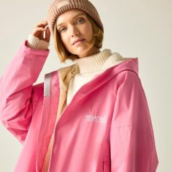 Wodoodporny szlafrok do przewijania dla dorosłych unisex. Czerwone szlafroki Regatta, bez wzorów, bez ramiączek, bez kaptura. W wyprzedaży za 329.99 zł.