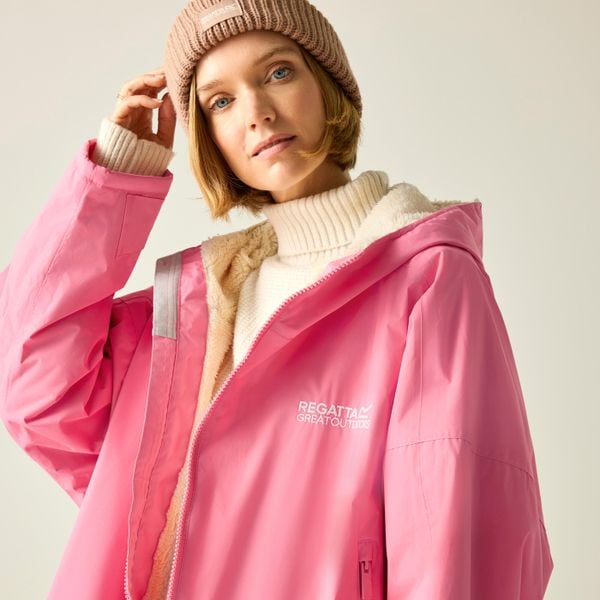 Wodoodporny szlafrok do przewijania dla dorosłych unisex. Czerwone szlafroki Regatta, bez wzorów, bez ramiączek, bez kaptura. W wyprzedaży za 329.99 zł.