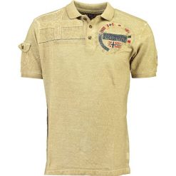 Koszulka polo w kolorze beżowym. Koszulki polo sportowe marki Geographical Norway Men. W wyprzedaży za 90.95 zł.