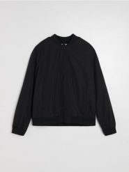 Lekka kurtka bomberka - czarny. Czarne kurtki Sinsay, l, bez wzorów, bez kaptura. W wyprzedaży za 35.99 zł.