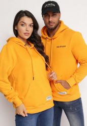 Pomarańczowa Bluza Wykończona Polarem z Kieszonką i Nadrukiem na Tyle Lilles. Brązowe bluzy Born2be, m, bez wzorów, z polaru, z kapturem. W wyprzedaży za 101.99 zł.