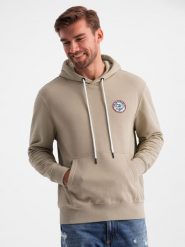 Bluza męska dresowa kangurka z kapturem i naszywką w stylu college – piaskowa V3 OM-SSNZ-0144 - XXL. Bluzy z kapturem Ombre Clothing, l, z aplikacjami, z bawełny, z kapturem. W wyprzedaży za 99.99 zł.
