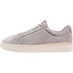 UGG BRECKEN LACE Sneakersy niskie seal. Buty sportowe casual marki UGG. W wyprzedaży za 359.50 zł.