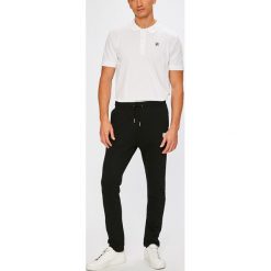 Fila - Spodnie. Spodnie materiałowe marki Under Armour. W wyprzedaży za 179.90 zł.