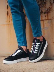 Buty męskie sneakersy z kontrastowymi detalami - czarne V3 OM-FOSL-0112 - 44. Czarne buty sportowe casual Ombre Clothing, bez wzorów, z materiału, bez zapięcia. W wyprzedaży za 69.99 zł.