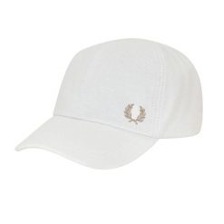 Czapka męska Fred Perry z oddychającego materiału, klasyczne logo, śnieżnobiała. Białe sztyblety Fred Perry, bez wzorów, z bawełny, bez obcasa, bez zapięcia. Za 364.75 zł.