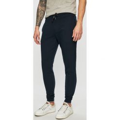Tommy Hilfiger - Spodnie. Niebieskie spodnie materiałowe Tommy Hilfiger, na co dzień, l, bez wzorów, z bawełny, casualowe. W wyprzedaży za 479.90 zł.
