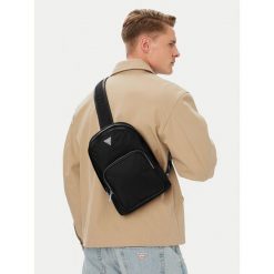 Saszetka piersiowa Guess. Czarne saszetki i nerki Guess, z aplikacjami. Za 364.99 zł.