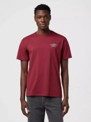 MĘSKA KOSZULKA WRANGLER GRAPHIC TEE RUBY WINE 112371485. Czerwone t-shirty Wrangler, m, bez wzorów, bez kołnierzyka, bez ramiączek. Za 79.99 zł.