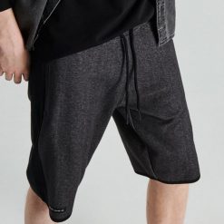 Dresowe szorty z materiałowym lampasem - Czarny. Krótkie spodenki sportowe marki Cropp. Za 79.99 zł.